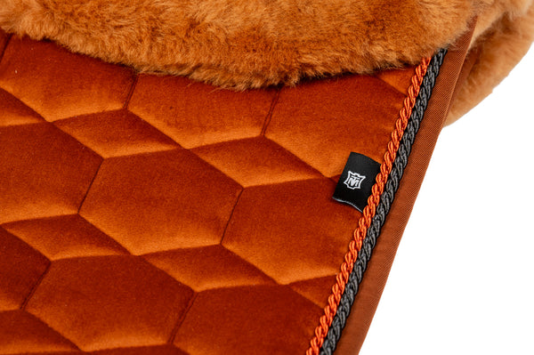 Mattes Schabracke EUROFIT Samt Nougat Lammfell komplett HW25